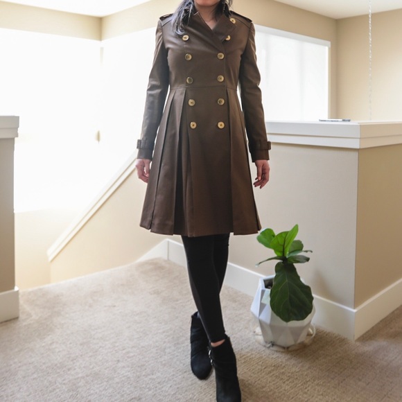 Burberry Trench Coat With Gold Buttons 